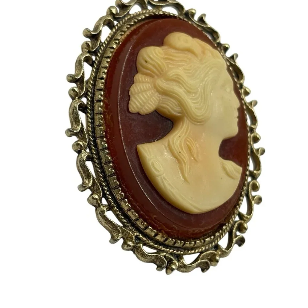Vintage Cameo Brooch Pin‎ Signed JJ Jonette Gold Tone Resin Open Work Filigree